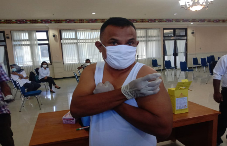 Aaron Rumainum Relawan Pertama Suntik Vaksin Covid-19 di Papua